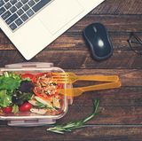 USA  Die meisten Amerikaner essen ein Sandwich, etwas Obst und Chips zu Mittag. Aber das Lunch wird in letzter Zeit etwas gesünder und auch kreativer. Salate, Suppen und verschiedene Pastagerichte werden ebenso direkt am Schreibtisch vor dem Laptop gegessen. 