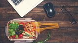 USA  Die meisten Amerikaner essen ein Sandwich, etwas Obst und Chips zu Mittag. Aber das Lunch wird in letzter Zeit etwas gesünder und auch kreativer. Salate, Suppen und verschiedene Pastagerichte werden ebenso direkt am Schreibtisch vor dem Laptop gegessen. 