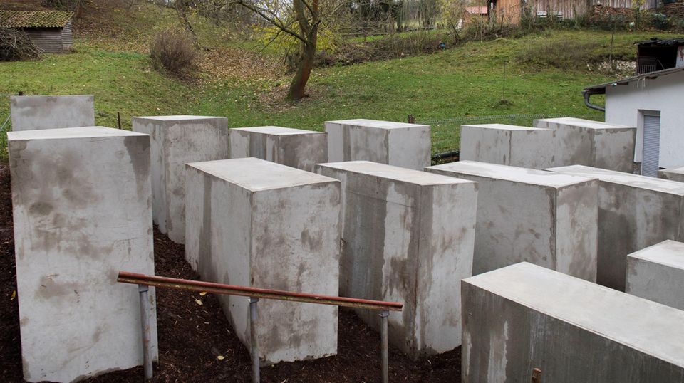 Das "Denkmal der Schande", ein verkleinerter Nachbau des Berliner Holocaust-Mahnmals, steht nun direkt neben Björn Höckes Haus