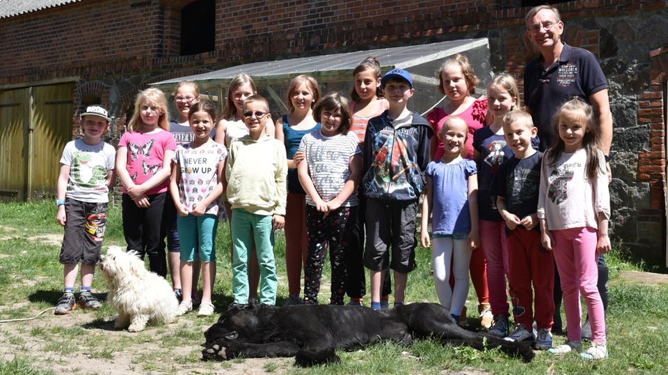 "Arche"-Gründer Bernd Siggelkow freut sich mit den Kindern über die neue Einrichtung