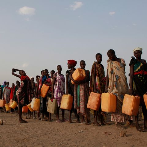Im Flüchtlingslager bei Bentiu im Norden des Südsudan stehen Frauen für Wasser an