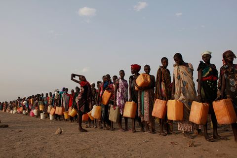 Im Flüchtlingslager bei Bentiu im Norden des Südsudan stehen Frauen für Wasser an