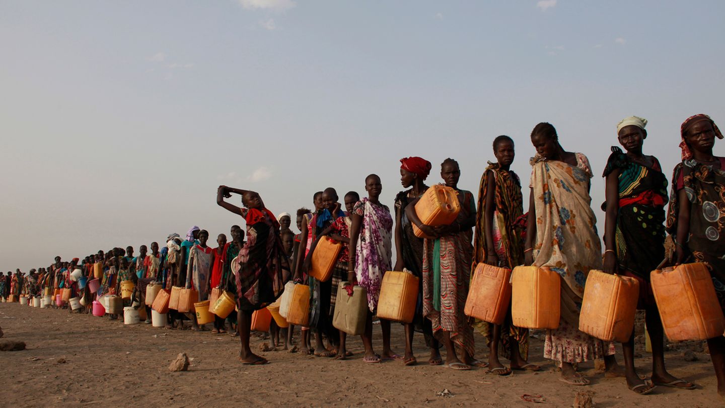 Im Flüchtlingslager bei Bentiu im Norden des Südsudan stehen Frauen für Wasser an