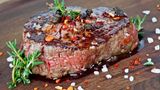 Wie wird Fleisch schön zart?  Thomas Bühner, Drei-Sterne-Koch im Osnabrücker Restaurant "la vie", empfiehlt, das Fleisch bereits eine Stunde vor der Verarbeitung aus dem Kühlschrank zu nehmen. Im Fachjargon nennt man diesen Schritt "temperieren". Wozu das gut ist? Abgedeckt auf einem Teller nimmt das Fleisch langsam und schonend Zimmertemperatur an. Würde man es direkt aus dem Kühlschrank in die heiße Pfanne oder auf den heißen Grill legen, leidet die Zellstruktur und das Fleisch wird leicht zäh und hart. Daher: Ein bisschen mehr Zeit einplanen und den Temperaturwechsel vorsichtig, Schritt für Schritt gestalten. Wir mögen es schließlich auch nicht, wenn jemand plötzlich mit einem eiskalten oder gar allzu heißen Eimer Wasser im die Ecke kommt...