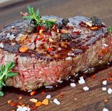 Wie wird Fleisch schön zart?  Thomas Bühner, Drei-Sterne-Koch im Osnabrücker Restaurant "la vie", empfiehlt, das Fleisch bereits eine Stunde vor der Verarbeitung aus dem Kühlschrank zu nehmen. Im Fachjargon nennt man diesen Schritt "temperieren". Wozu das gut ist? Abgedeckt auf einem Teller nimmt das Fleisch langsam und schonend Zimmertemperatur an. Würde man es direkt aus dem Kühlschrank in die heiße Pfanne oder auf den heißen Grill legen, leidet die Zellstruktur und das Fleisch wird leicht zäh und hart. Daher: Ein bisschen mehr Zeit einplanen und den Temperaturwechsel vorsichtig, Schritt für Schritt gestalten. Wir mögen es schließlich auch nicht, wenn jemand plötzlich mit einem eiskalten oder gar allzu heißen Eimer Wasser im die Ecke kommt...