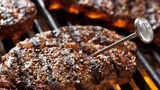 Welche Temperatur ist perfekt für's Steak?  In Spitzenrestaurants werden Steaks oft vakuumiert und im heißen, zirkulierenden Wasserbad (sous-vide) bei 54°C gegart. Perfekt auf den Punkt also: Denn ein Steak, das wir uns im Restaurant medium bestellen, hat exakt 54°C im Kern. Solche High-Tech-Geräte finden sich in Privathaushalten allerdings eher selten. Aber auch zu Hause steht dem perfekten Steak nichts im Wege: Drei-Sterne-Koch Thomas Bühner empfiehlt im ersten Schritt nicht die Pfanne, sondern zunächst den Ofen zu benutzen. Dieser sollte auf gerade mal 100-120 Grad erwärmt werden. Das bereits temperierte Fleisch wird auf einem weißen Teller platziert, mit etwas Butter gepinselt in den warmen Ofen geschoben und dort etwa zwölf Minuten gegart, zwischendurch einmal gewendet. Dann wird der Ofen ausgeschaltet, das Fleisch ruht darin noch zehn Minuten und hat so nun auch ganz ohne High-Tech-Geräte die perfekte Kerntemperatur von gut 50 Grad. Noch schnell pro Seite zehn Sekunden in die heiße Pfanne – nur für die Röstaromen – fertig ist das perfekte Steak! 