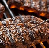 Welche Temperatur ist perfekt für's Steak?  In Spitzenrestaurants werden Steaks oft vakuumiert und im heißen, zirkulierenden Wasserbad (sous-vide) bei 54°C gegart. Perfekt auf den Punkt also: Denn ein Steak, das wir uns im Restaurant medium bestellen, hat exakt 54°C im Kern. Solche High-Tech-Geräte finden sich in Privathaushalten allerdings eher selten. Aber auch zu Hause steht dem perfekten Steak nichts im Wege: Drei-Sterne-Koch Thomas Bühner empfiehlt im ersten Schritt nicht die Pfanne, sondern zunächst den Ofen zu benutzen. Dieser sollte auf gerade mal 100-120 Grad erwärmt werden. Das bereits temperierte Fleisch wird auf einem weißen Teller platziert, mit etwas Butter gepinselt in den warmen Ofen geschoben und dort etwa zwölf Minuten gegart, zwischendurch einmal gewendet. Dann wird der Ofen ausgeschaltet, das Fleisch ruht darin noch zehn Minuten und hat so nun auch ganz ohne High-Tech-Geräte die perfekte Kerntemperatur von gut 50 Grad. Noch schnell pro Seite zehn Sekunden in die heiße Pfanne – nur für die Röstaromen – fertig ist das perfekte Steak! 