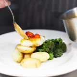 Wie bekomme ich Geschmack an meine Soße?  Ganz gleich, ob es eine vegetarische oder fleischhaltige Soße ist: Das Gemüse, das für den Ansatz im heißen Fett angeschwitzt wird, sollte sehr, sehr fein geschnitten sein, empfiehlt der Hamburger Zwei-Sterne-Koch Thomas Martin aus "Jacobs Restaurant" im Hotel Louis C. Jacob an der berühmten Elbchaussée. Wozu die Feinarbeit gut ist? Je kleiner Gemüse geschnitten wird, desto größer die Oberfläche der Produkte. Und je größer die Oberfläche, desto mehr Geschmack und Aromen können im Topf für die entstehende Soße freigesetzt werden. Außerdem wichtig: Reduzieren, reduzieren, reduzieren! Dies ist der wohl wichtigste Schritt für die perfekte Soße! Denn durch das Einkochen der Flüssigkeit im offenen Topf konzentriert sich der Geschmack in der Soße – außerdem wird sie leicht dicklich, ohne zu fest zu sein. Exakt so, wie wir uns das wünschen!  