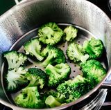 Warum sollte ich Gemüse nicht in Wasser kochen?  Weil es hinterher auch danach schmecken wird! Gemüse in reichlich kochendes Salzwasser schmeißen und hoffen, dass es anschließend schön bissfest, aromatisch und wohlschmeckend auf dem Teller landet? Ziemlich unwahrscheinlich! Stattdessen wird es wässrig, vielleicht sogar leicht matschig, in jedem Fall aber geschmacklich nicht mehr richtig schön intensiv schmecken. Ausgezeichnete Köche, wie Thomas Bühner, Paul Ivić und Micha Schäfer empfehlen, das Gemüse stattdessen zu dünsten oder zu grillen. Oder auch gleich roh zu essen. Das alles seien Wege, die deutlich mehr Geschmack auf den Teller bringen, als Gemüse zu kochen.