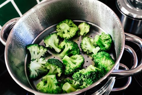 Warum sollte ich Gemüse nicht in Wasser kochen?  Weil es hinterher auch danach schmecken wird! Gemüse in reichlich kochendes Salzwasser schmeißen und hoffen, dass es anschließend schön bissfest, aromatisch und wohlschmeckend auf dem Teller landet? Ziemlich unwahrscheinlich! Stattdessen wird es wässrig, vielleicht sogar leicht matschig, in jedem Fall aber geschmacklich nicht mehr richtig schön intensiv schmecken. Ausgezeichnete Köche, wie Thomas Bühner, Paul Ivić und Micha Schäfer empfehlen, das Gemüse stattdessen zu dünsten oder zu grillen. Oder auch gleich roh zu essen. Das alles seien Wege, die deutlich mehr Geschmack auf den Teller bringen, als Gemüse zu kochen.