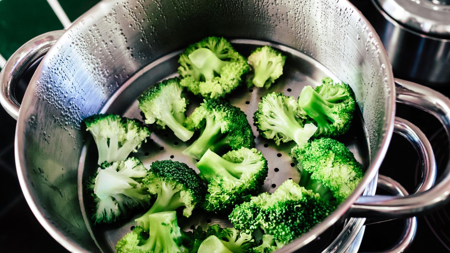 Warum sollte ich Gemüse nicht in Wasser kochen?  Weil es hinterher auch danach schmecken wird! Gemüse in reichlich kochendes Salzwasser schmeißen und hoffen, dass es anschließend schön bissfest, aromatisch und wohlschmeckend auf dem Teller landet? Ziemlich unwahrscheinlich! Stattdessen wird es wässrig, vielleicht sogar leicht matschig, in jedem Fall aber geschmacklich nicht mehr richtig schön intensiv schmecken. Ausgezeichnete Köche, wie Thomas Bühner, Paul Ivić und Micha Schäfer empfehlen, das Gemüse stattdessen zu dünsten oder zu grillen. Oder auch gleich roh zu essen. Das alles seien Wege, die deutlich mehr Geschmack auf den Teller bringen, als Gemüse zu kochen.
