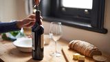 Welcher Wein passt zum Essen?  Billy Wagner, mehrfach ausgezeichneter Sommelier und Wirt im Berliner "Nobelhart & Schmutzig" empfiehlt, sich die Farben vom Essen und vom Wein jeweils genau anzuschauen: Hat man farblich ein sehr helles, leichtes Essen, etwa gedünsteter Rotbarsch mit Spargel-Erbsen-Gemüse und einer zitronigen Hollandaise, dann wird auch ein heller, spritziger Weißwein mit Aromen von grünem Apfel oder Zitrone sehr gut passen. Wird der Fisch gebraten und weicht der Spargel einem Auberginen-Tomaten-Gemüse, dann sieht die Weinauswahl schon wieder ganz anders sein. Dann darf es auch ein dunklerer, gereifterer Weißwein, vielleicht sogar einer mit etwas Holz sein. Oder gleich ein Rotwein? Ein Patentrezept könne man nie geben, so Billy Wagner. Denn: Erlaubt ist, was schmeckt!
