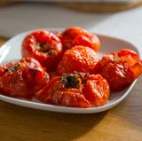 Wie koche ich für Vegetarier?  Hoffentlich genauso spannend und aromatisch wie für Fleisch- und Fischesser! Ein wichtiger Trick dabei sei die Verwendung von natürlich umamihaltigen Produkten, wie etwa Tomaten oder Pilzen, rät der Wiener Haubenkoch Paul Ivić aus dem vegetarischen Sternerestaurant "Tian". Gerade in Fonds und Soßen sind diese Produkte sehr wichtig, um die gleiche geschmackliche Power zu erzielen, wie sonst mit gerösteten Fleischknochen, die ebenfalls natürliches Umami auf den Teller bringen. Ein grundsätzlicher Tipp von Paul Ivić zur vegetarischen Küche: Keine fleisch- oder fischhaltigen Rezepte umwandeln, sondern gleich ganz neue Gerichte denken. Es ginge bei vegetarischer Küche nicht ums Ersetzen. Die Auswahl und Fülle an vegetarischen Produkten und Gewürzen ist groß, diese gilt es zu nutzen und viel zu experimentieren. 