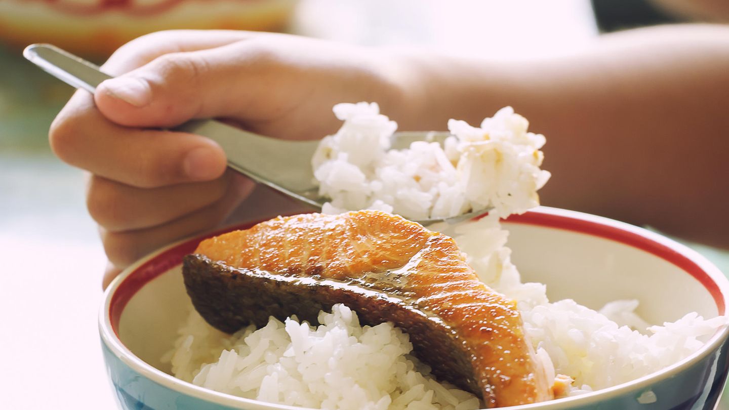 Wie überzeuge ich Kinder mit gutem Fisch?  Der Sylter Zwei-Sterne-Koch Johannes King aus dem Hotelrestaurant "Söl'ring Hof" in Rantum hat da Erfahrung: In seinem Restaurant sei sowohl "SfZ" als auch "PfZ", soll heißen: Im "Söl'ring Hof" ist sowohl "Schnitzel-freie-Zone" als auch "Pommes-freie-Zone". Stattdessen serviert der Spitzenkoch Kindern gern hausgemachte Fischstäbchen. Das Rezept? Verrät er! Kabeljau- oder Steinbuttfilet wird in kleine Stifte geschnitten, ganz locker in Pankomehl (kein Paniermehl, dieses wird nicht crunchy, sondern fest!) paniert und in aufgeschäumter Butter in der Pfanne etwa 20 Sekunden heiß ausgebacken. Auf Küchenpapier abtropfen lassen und mit Kartoffelstampf servieren. King verrät: Wann immer es bei ihm Fischstäbchen gibt – eines ist gleich immer schon weg. Nämlich für den Chef persönlich!