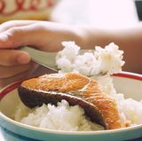 Wie überzeuge ich Kinder mit gutem Fisch?  Der Sylter Zwei-Sterne-Koch Johannes King aus dem Hotelrestaurant "Söl'ring Hof" in Rantum hat da Erfahrung: In seinem Restaurant sei sowohl "SfZ" als auch "PfZ", soll heißen: Im "Söl'ring Hof" ist sowohl "Schnitzel-freie-Zone" als auch "Pommes-freie-Zone". Stattdessen serviert der Spitzenkoch Kindern gern hausgemachte Fischstäbchen. Das Rezept? Verrät er! Kabeljau- oder Steinbuttfilet wird in kleine Stifte geschnitten, ganz locker in Pankomehl (kein Paniermehl, dieses wird nicht crunchy, sondern fest!) paniert und in aufgeschäumter Butter in der Pfanne etwa 20 Sekunden heiß ausgebacken. Auf Küchenpapier abtropfen lassen und mit Kartoffelstampf servieren. King verrät: Wann immer es bei ihm Fischstäbchen gibt – eines ist gleich immer schon weg. Nämlich für den Chef persönlich!