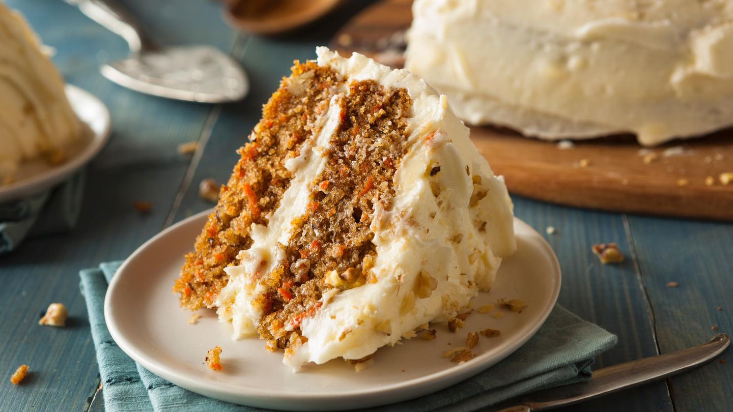 Warum funktionieren Rote Bete, Petersilienwurzel oder Karotte im Dessert?  Weil sie – richtig eingesetzt – fast genauso süß sind, wie Erdbeeren, Himbeeren oder Bananen! Wurzelgemüsesorten zeichnen sich allgemein durch einen extrem hohen Zuckeranteil aus, der das Gemüse in der Erde auch vor der Kälte schützt. "Es würde aber nicht schmecken, wenn man jetzt hingeht und einfach Petersilienwurzel in den Obstsalat schneidet", sagt Spitzenpâtissier René Frank aus der Dessertbar "CODA" in Berlin. Wer seine Desserts zu Hause durch Gemüse spannender gestalten und so natürlich süßen möchte, der müsse sich etwas mehr mit den Produkten beschäftigen. Oft ist es ratsam, die Süße im Gemüse zu konzentrieren. Wie das funktioniert? Rote-Bete-Saft lässt sich beispielsweise im offenen Topf einkochen und mit etwas Himbeeressig abgeschmeckt toll als Soße zum Vanilleeis servieren!