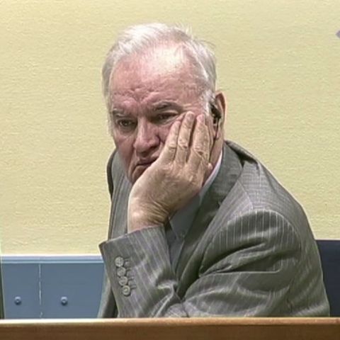 Ratko Mladic sitzt im Gerichtssaal der UN-Kriegsverbrechertribunals