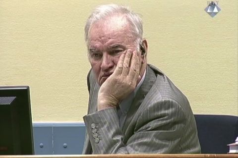 Ratko Mladic sitzt im Gerichtssaal der UN-Kriegsverbrechertribunals