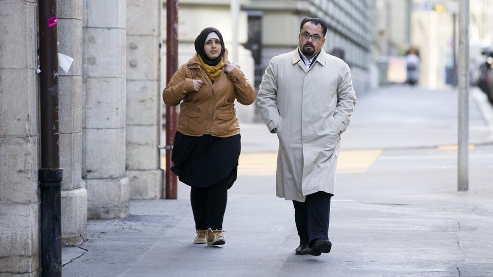 "Jeder muss für seine Taten selber Rechenschaft ablegen": Suha Alhussein Jneid (l.), und ihr Ehemann Omar Jneid auf dem Weg zum Gericht in Bern