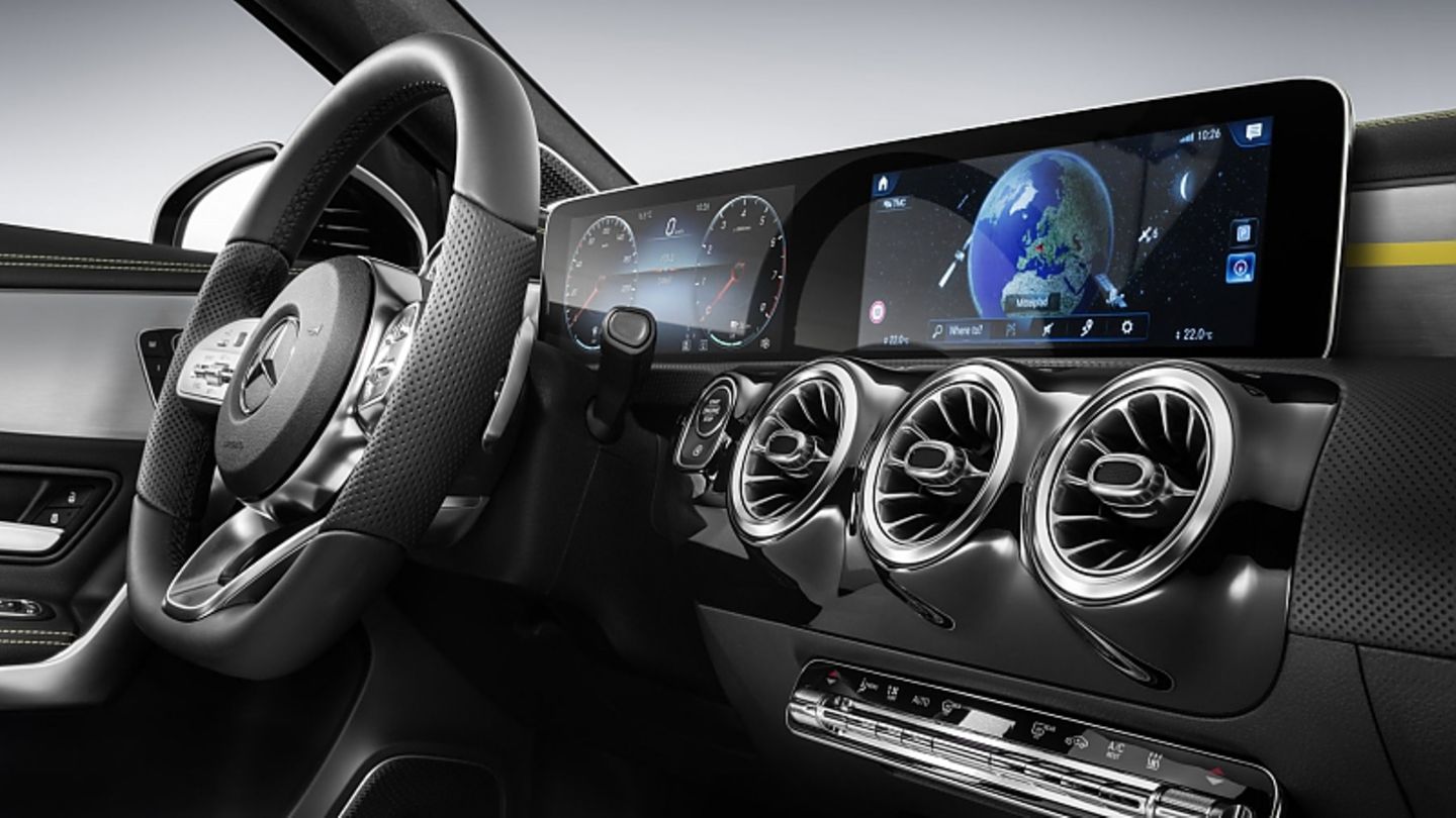 Mercedes A-Klasse Interieur 2018 - das Cockpit mit zwei zehn Zoll großen Displays