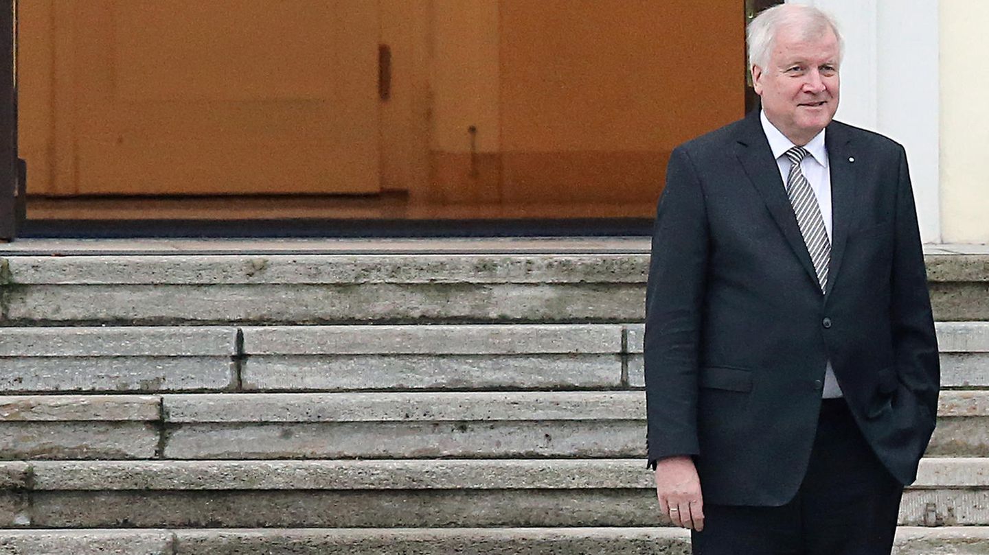 Horst Seehofer: Should I stay or should I go?