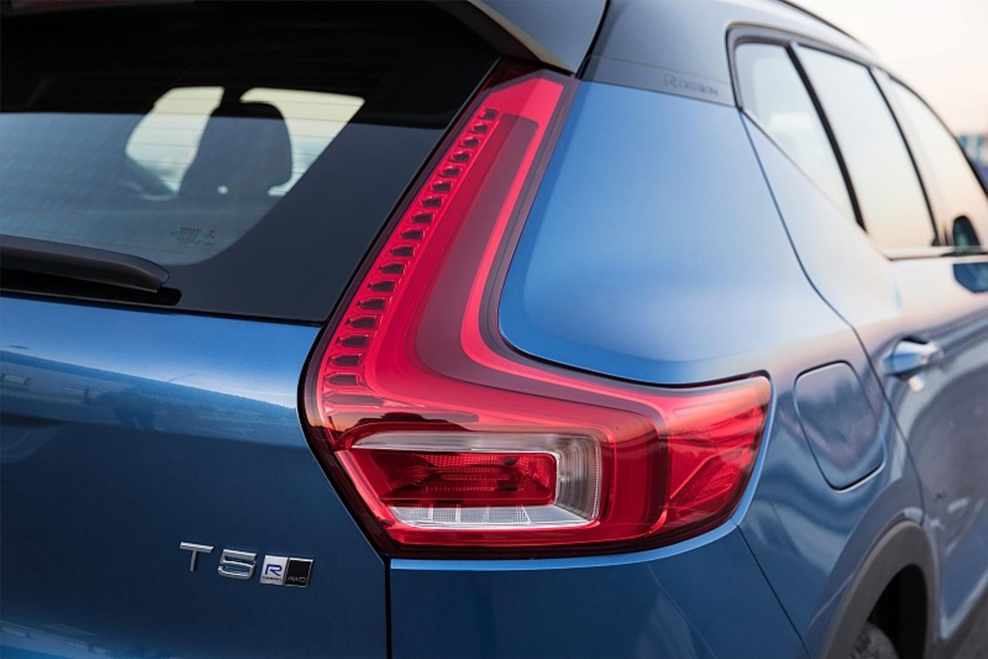 Die Rückleuchten des Volvo XC40 wirken wie Hockeyschläger