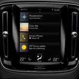 Das zentrale Display im Volvo XC40 ist dem Fahrer leichtzugeneigt