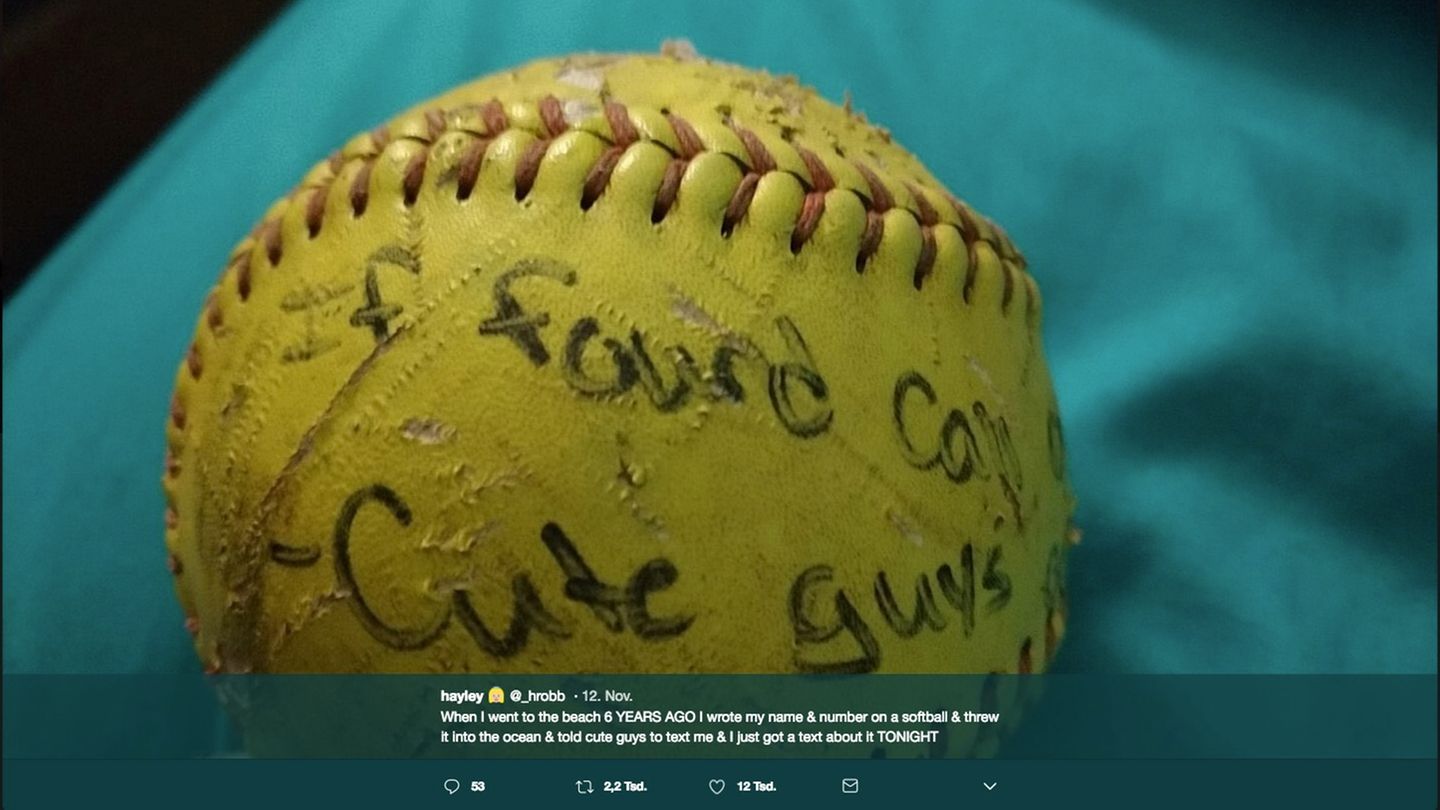 Der Softball mit den Worten "If found call – cute guys"