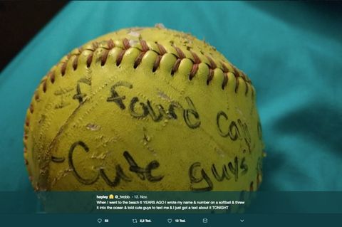 Der Softball mit den Worten "If found call – cute guys"