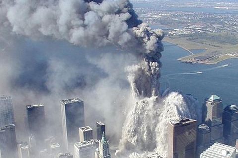 Einer der beiden Türme des World Trade Center stürzt am 11. September 2001 in sich zusammen