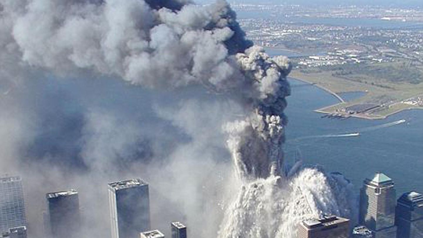 Einer der beiden Türme des World Trade Center stürzt am 11. September 2001 in sich zusammen