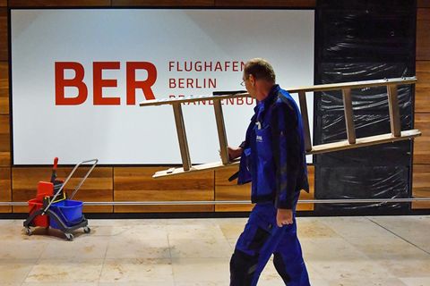 Eine Bauarbeiter auf der Baustelle des Pannenflughafens BER