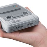 Moderne Videospiele sind Papa zu hektisch? Mit dem SNES Mini reist er zurück in die Ur-Suppe der Computerspiele. Das japanische Unternehmen hat jüngst seine kultige Konsole aus den Neunzigern als Mini-Ausgabe reanimiert. Spiele-Kassetten kann man leider nicht mehr einlegen, die beliebtesten 21 Games sind bereits installiert, darunter Mario, Zelda, Kirby, Secret of Mana und Donkey Kong Dazu gibt es echtes Röhrenfernseher-Gefühl in 4:3, nur eben direkt über HDMI. Der Retro-Spaß kostet knapp 100 Euro.