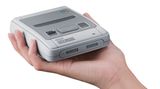 Moderne Videospiele sind Papa zu hektisch? Mit dem SNES Mini reist er zurück in die Ur-Suppe der Computerspiele. Das japanische Unternehmen hat jüngst seine kultige Konsole aus den Neunzigern als Mini-Ausgabe reanimiert. Spiele-Kassetten kann man leider nicht mehr einlegen, die beliebtesten 21 Games sind bereits installiert, darunter Mario, Zelda, Kirby, Secret of Mana und Donkey Kong Dazu gibt es echtes Röhrenfernseher-Gefühl in 4:3, nur eben direkt über HDMI. Der Retro-Spaß kostet knapp 100 Euro.