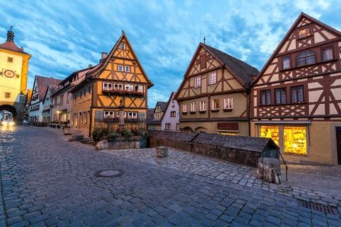 Beleuchtete Fachwerkhäuser im Sonnenuntergang