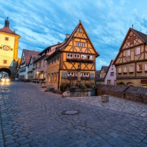 Beleuchtete Fachwerkhäuser im Sonnenuntergang