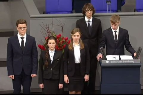 der 16-jährige Nikolai Desjatnitschenko (r.)