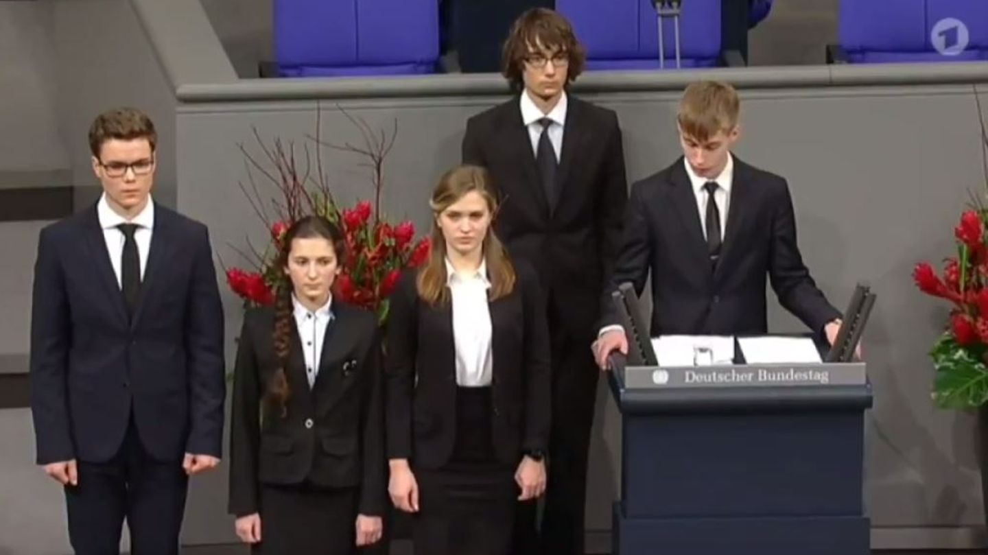 der 16-jährige Nikolai Desjatnitschenko (r.)