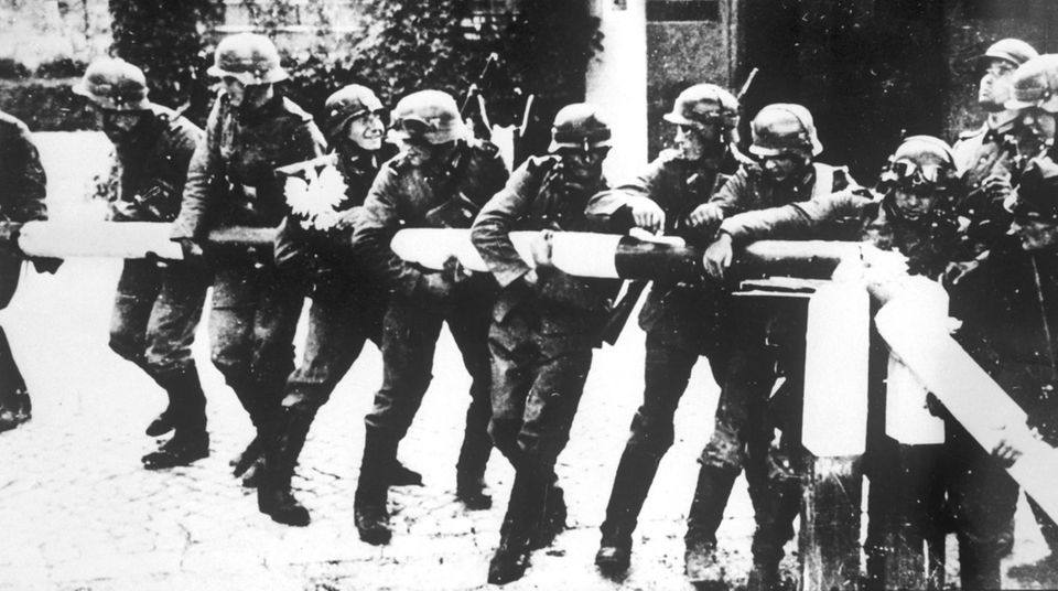 Deutsche Soldaten zerstören den Schlagbaum an der deutsch-polnischen Grenze in der Nähe von Danzig