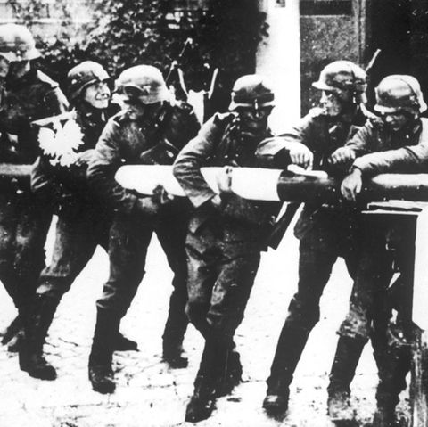 Deutsche Soldaten zerstören den Schlagbaum an der deutsch-polnischen Grenze in der Nähe von Danzig