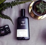 Bei fast jeder Familienfeier kommt der Moment, wenn Papa in die Vitrine greift und den alten Obstler hervorholt. Deshalb kommen sie ihm am besten zuvor - mit dem Birds Weissbrand. Nein, es handelt sich um keinen Tippfehler. Für einen Weinbrand müsste der Klare ein paar Monate im Holzfass lagern. Tut es aber nicht. Ein Gin ist es auch nicht, dafür fehlt der Wacholder. Vielleicht einigt man sich am Ende auf deutschen Pisco mit 12 Botanicals von fünf Kontinenten: Es finden sich darin Äpfel und Johannisbeeren aus Europa, Pfeffer aus Afrika, Süssholz aus Asien, Eukalyptus aus Australien und Kakaoschalen aus Amerika.  Preis: 35 Euro, weitere Infos hier