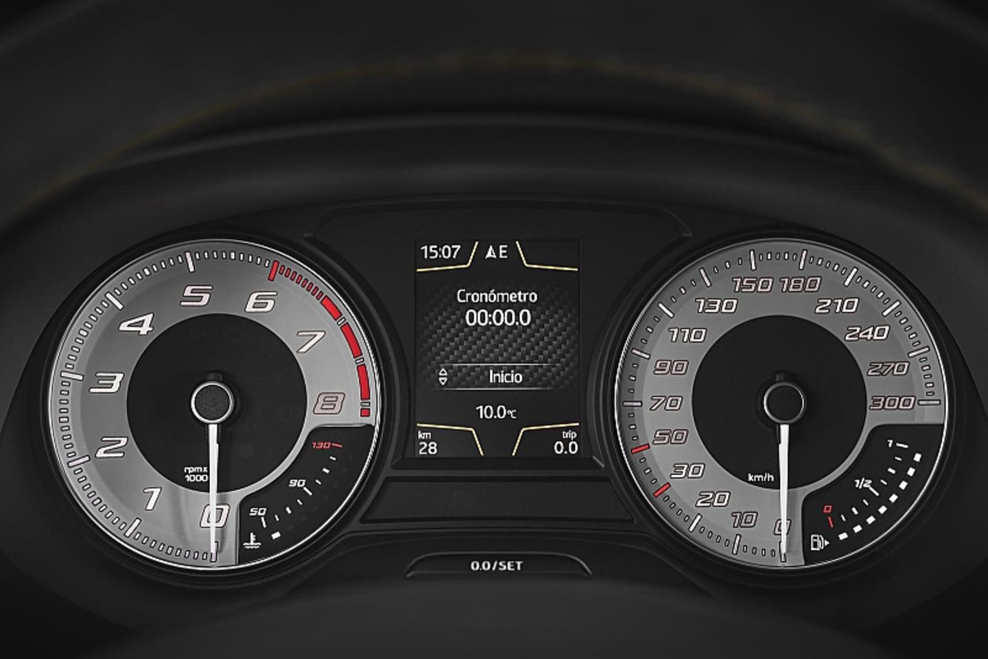 Weiß auf Weiß: Die Zentralinstrumente im Seat Leon Cupra R