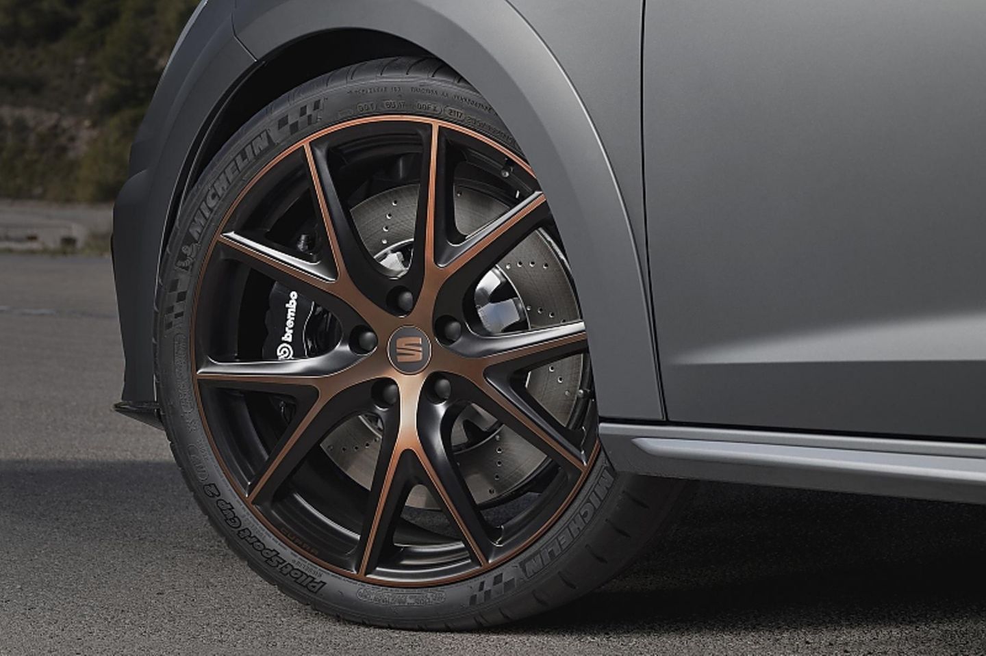 Der Seat Leon Cupra R läuft auf 19-Zoll-Leichtmetallfelgen