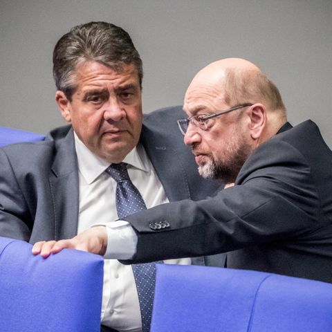 SPD-Chef Martin Schulz (r.) mit seinem Amtsvorgänger Sigmar Gabriel (Archivbild)