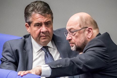 SPD-Chef Martin Schulz (r.) mit seinem Amtsvorgänger Sigmar Gabriel (Archivbild)