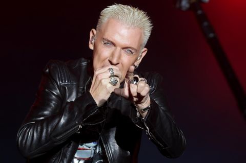 H.P. Baxxter von Scooter steht auf der Bühne und singt. Mit der rechten Hand hält er sich ein Mikrofon vor den Mund