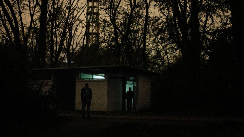 Kriminalität: Treffpunkt Toilettenhäuschen: Freier warten auf junge Männer, die meist aus dem Iran oder Afghanistan stammen Treffpunkt Toilettenhäuschen: Freier warten auf junge Männer, die meist aus dem Iran oder Afghanistan stammen