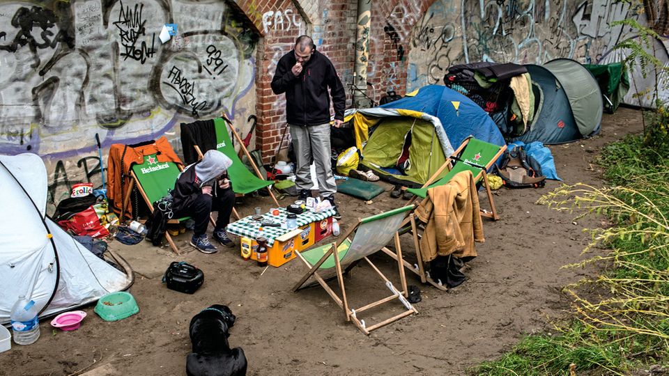 Zeltlager: Dennis (r.) und andere Obdachlose campieren am Bahndamm