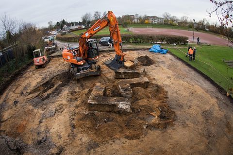 Bagger zerstört riesiges Hakenkreuz auf Hamburger Sportplatz
