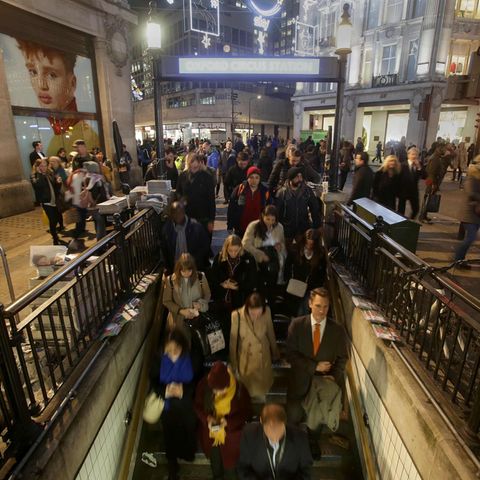 Fahrgäste gehen in die U-Bahn-Station Oxford Circus in London